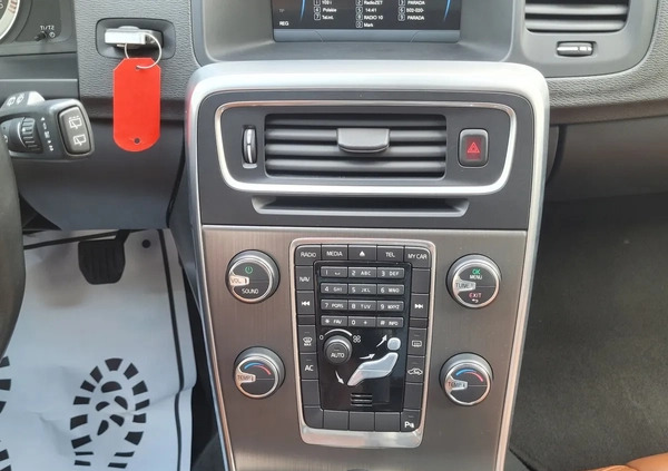 Volvo V60 cena 29800 przebieg: 254000, rok produkcji 2011 z Opoczno małe 436